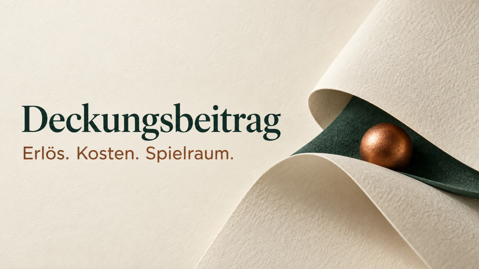 Deckungsbeitrag: Erlös, Kosten und Spielraum als ruhiges redaktionelles Themenmotiv mit Papierobjekten.
