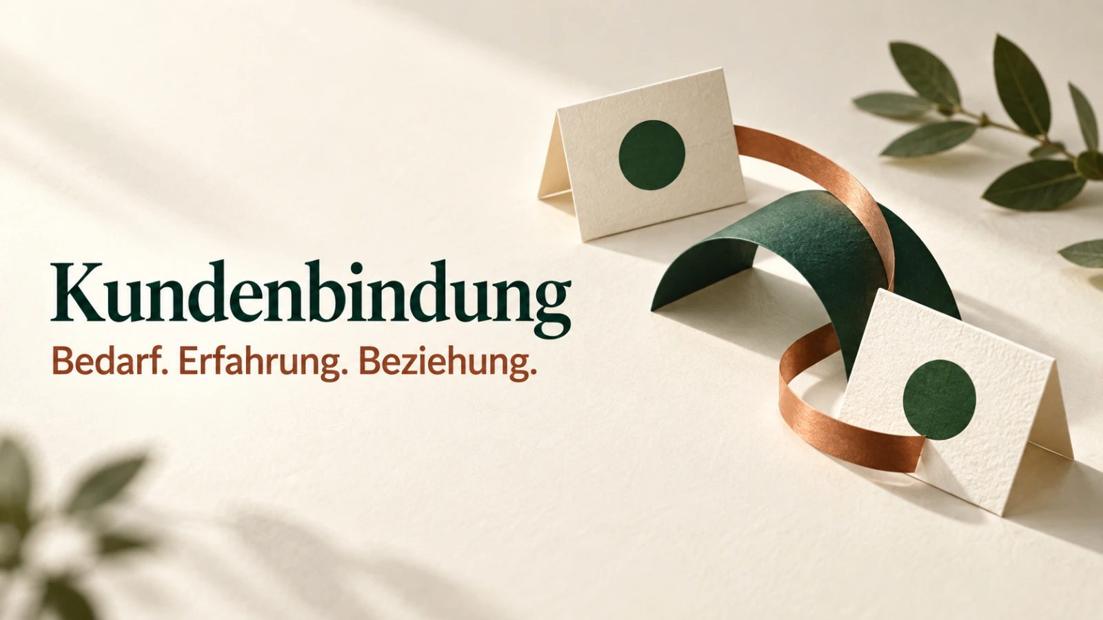 Kundenbindung: Papierkarten mit grünen Kreisen und Kupferbändern als Bild für Kundenbeziehungen.