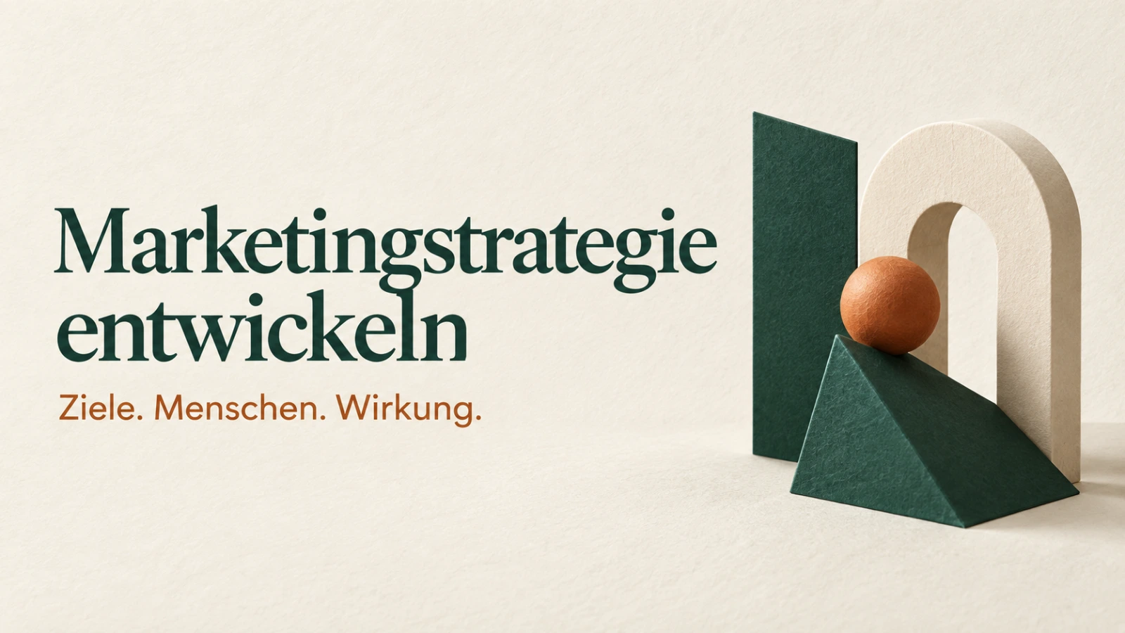 Papierlandschaft mit verbundenen Wegen und der Aufschrift Marketingstrategie entwickeln
