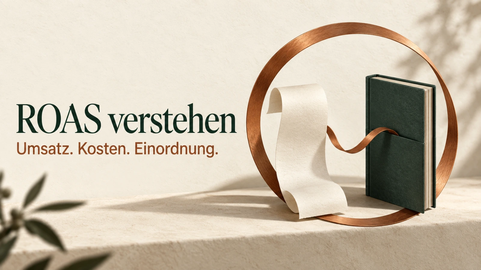ROAS verstehen: Umsatz, Kosten und Einordnung als Aufschrift auf einem ruhigen Motiv im Marktdenker-Stil.